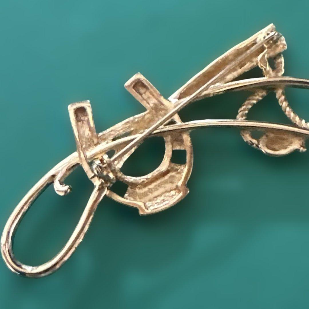 BURBERRY ゴールドブローチ