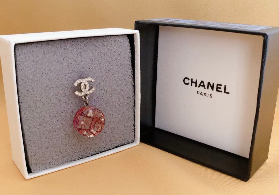 CHANEL シャネル　片耳ピアス　CHANELピンバッジ付き