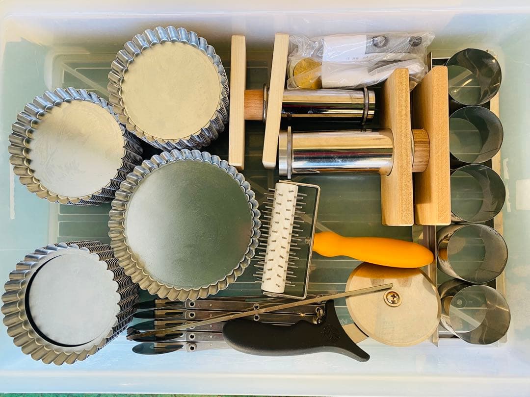 【送料込み】様々な種類のクッキー型とベーキ ング用品セット