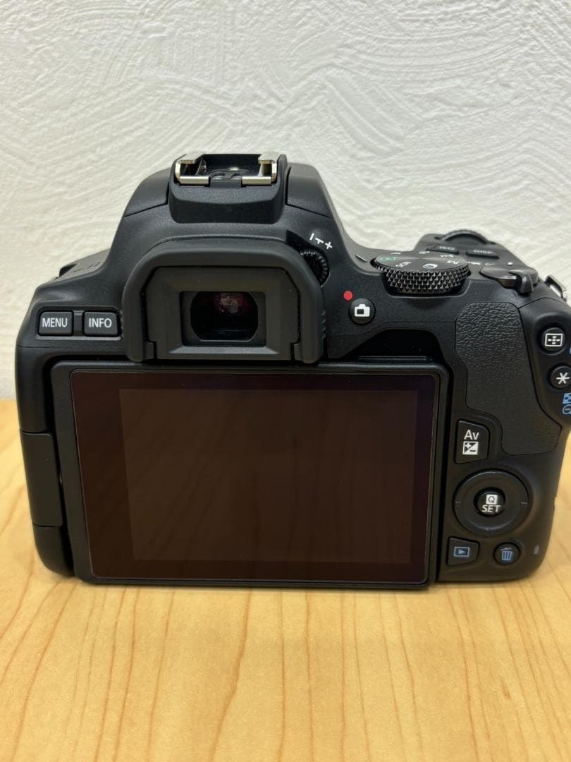 【新品同様】キャノン デジタル一眼 EOS Kiss X10 ダブルズーム