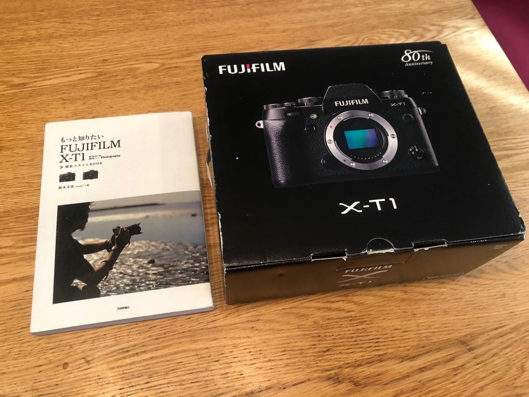 FUJI X-T1本体　バッテリー3個　フラッシュ　書籍　革製ケース