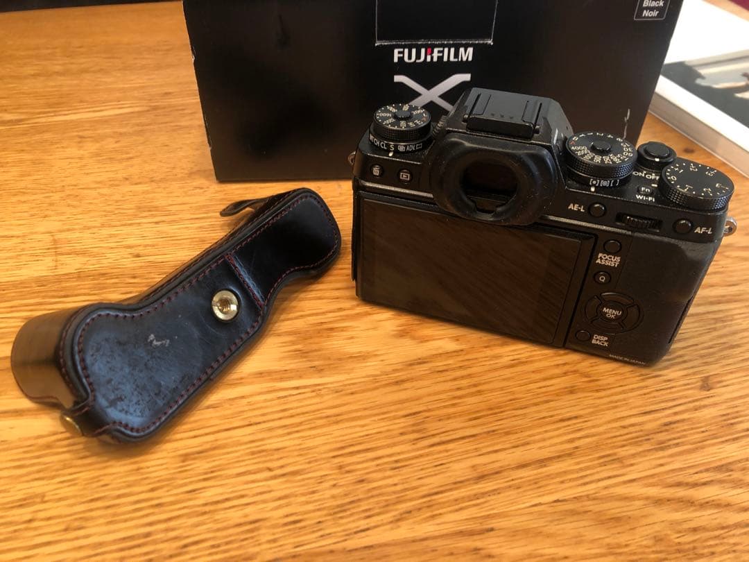 FUJI X-T1本体　バッテリー3個　フラッシュ　書籍　革製ケース