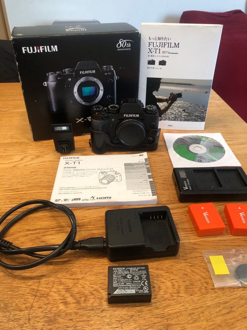 FUJI X-T1本体　バッテリー3個　フラッシュ　書籍　革製ケース