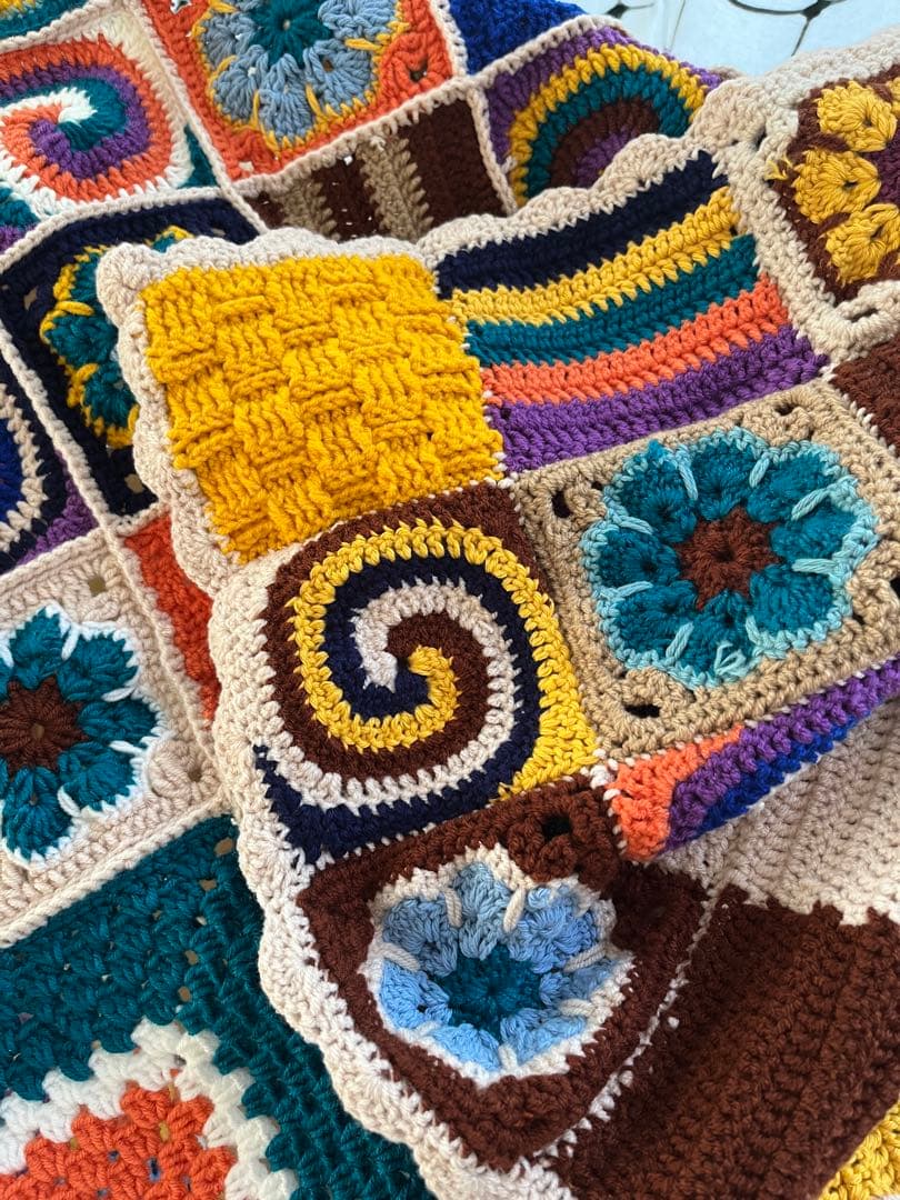 カラフルな手編みブランケットB