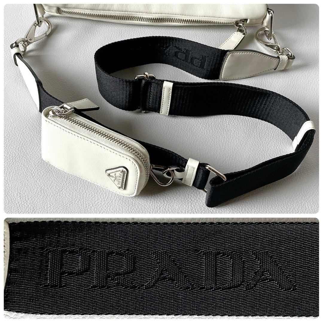 PRADA / トライアングル ショルダーバッグ エンボスロゴ ホワイト
