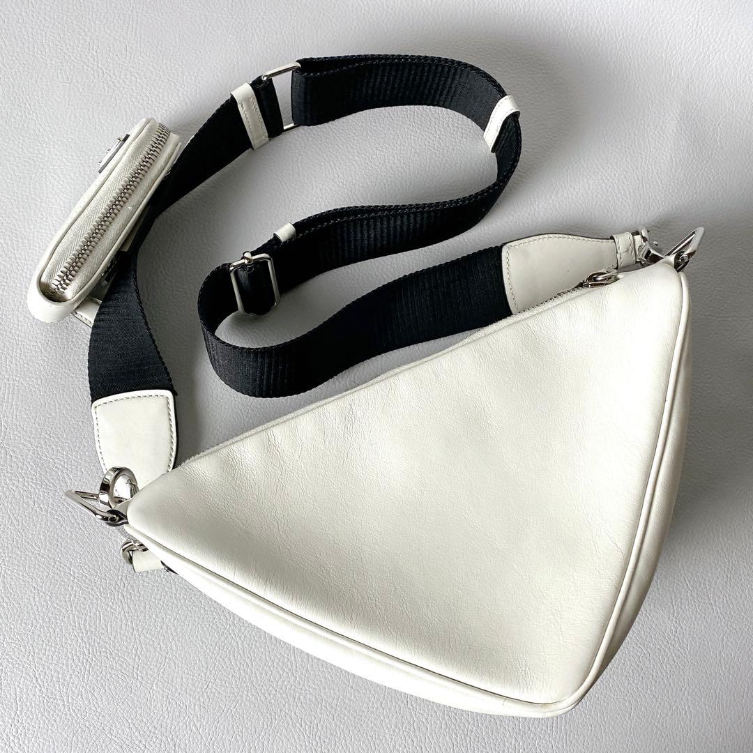 PRADA / トライアングル ショルダーバッグ エンボスロゴ ホワイト