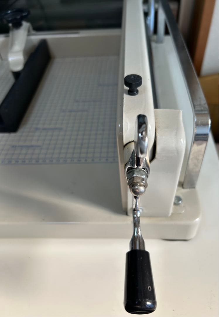 A4対応 手動式裁断機 グリッド付き