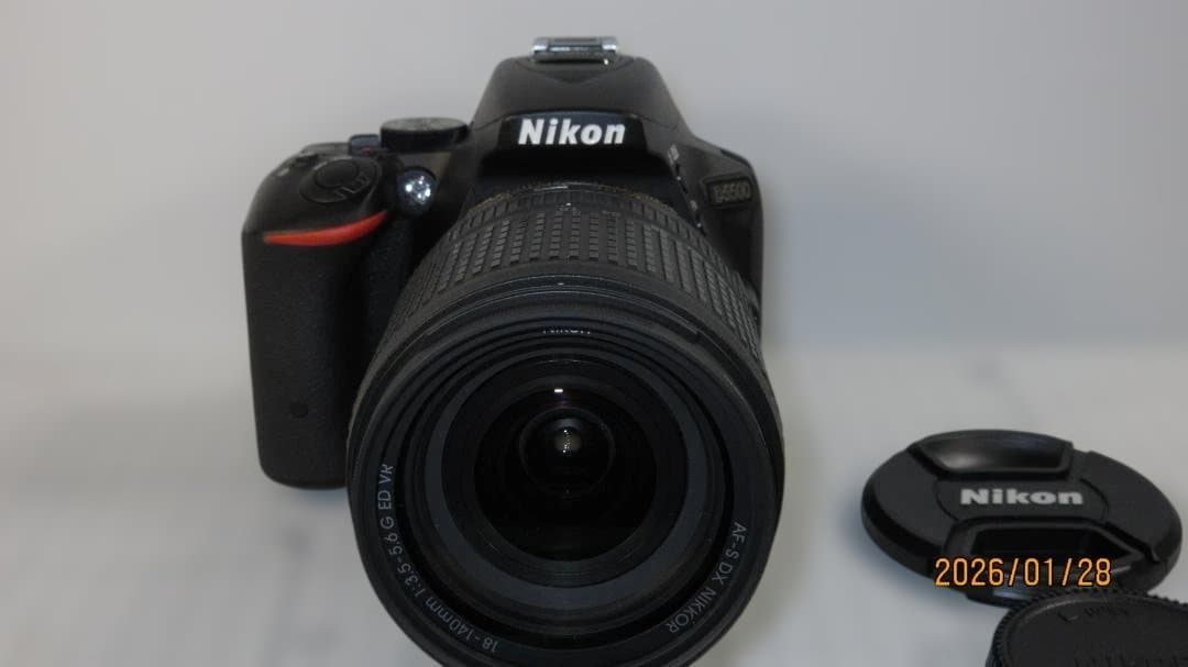 Nikon D5500 デジタル一眼レフカメラ、18-140mmレンズ付き極上品