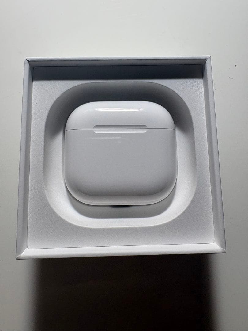 AirPods第4世代本体 ホワイト 充電ケース付き