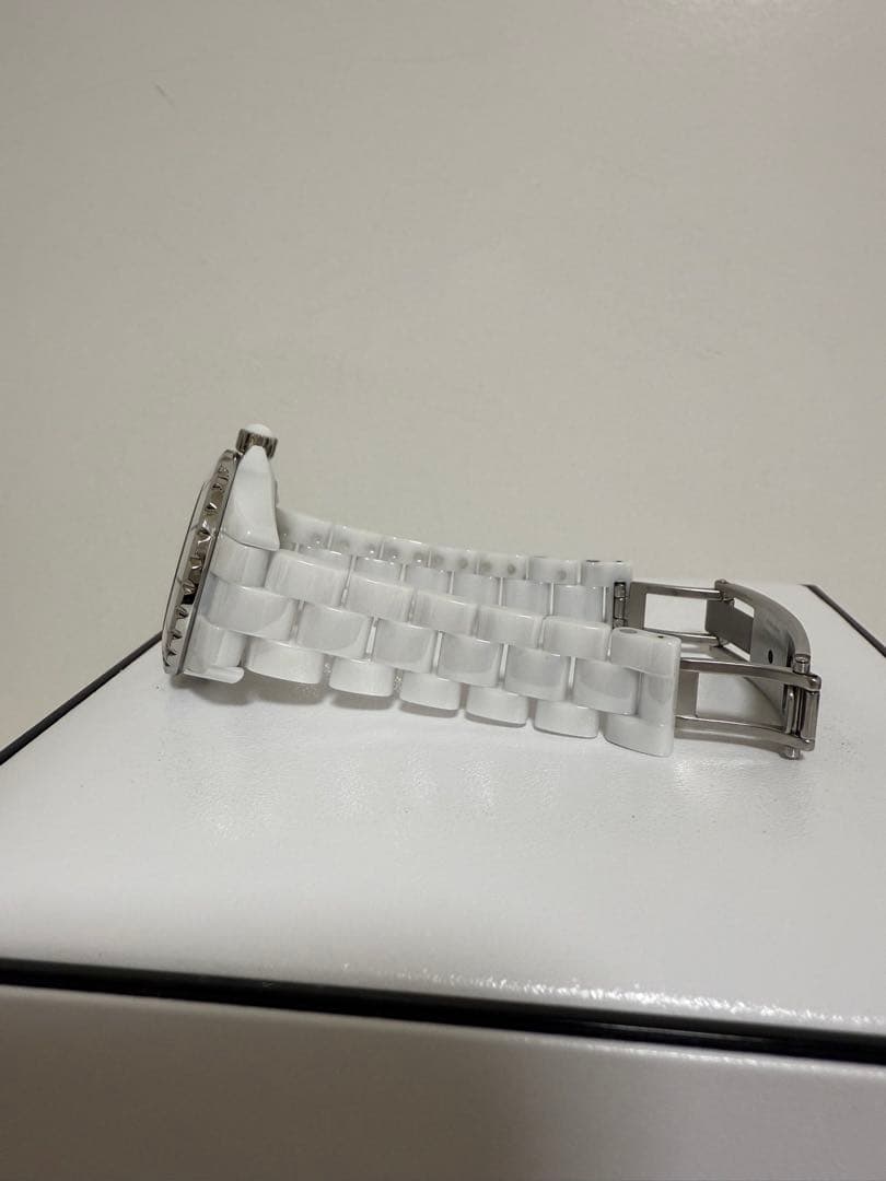 【訳あり】シャネルJ12 8Pダイヤ 33mmシェル ホワイト