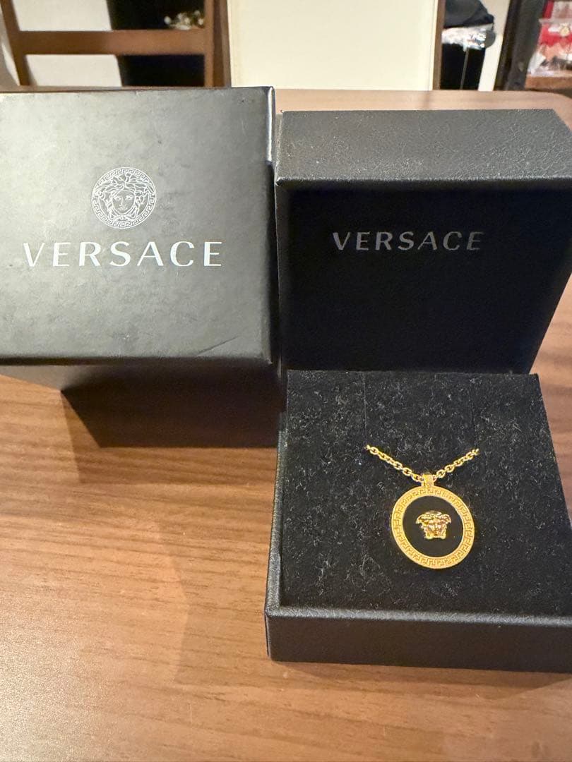 VERSACE メドゥーサ ネックレス ゴールド/ブラック