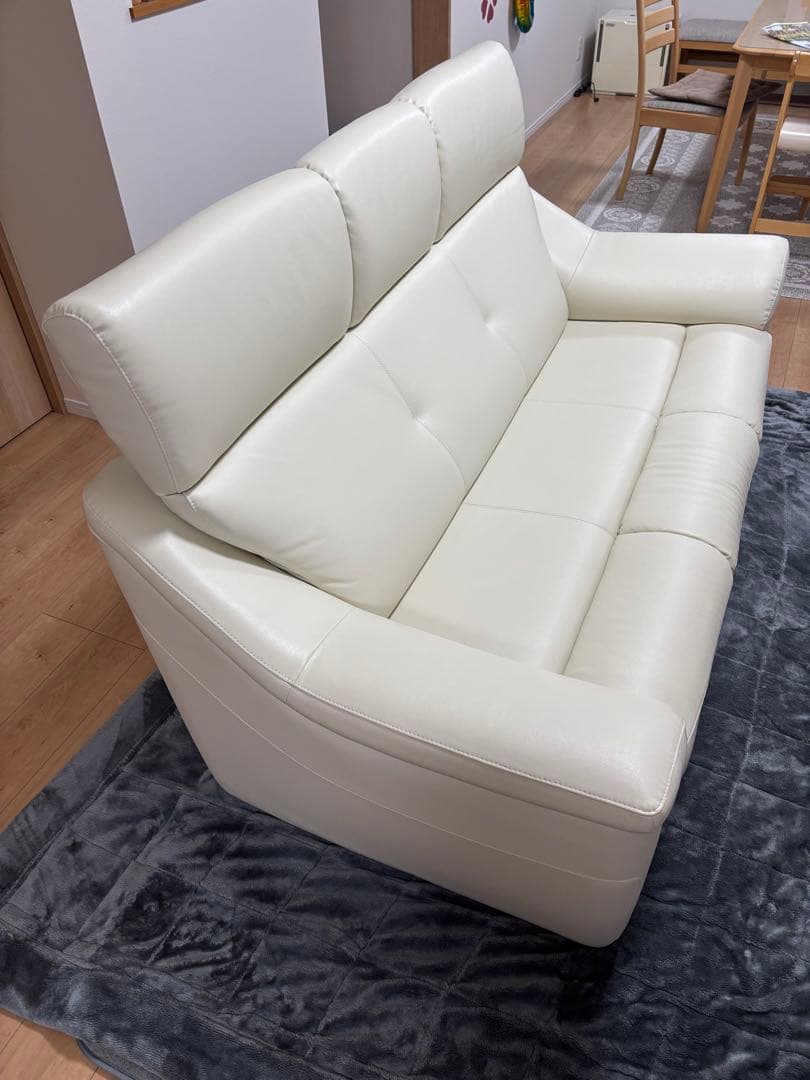 送料込み　ソフトレザーホワイト3人掛けソファ　東京インテリア