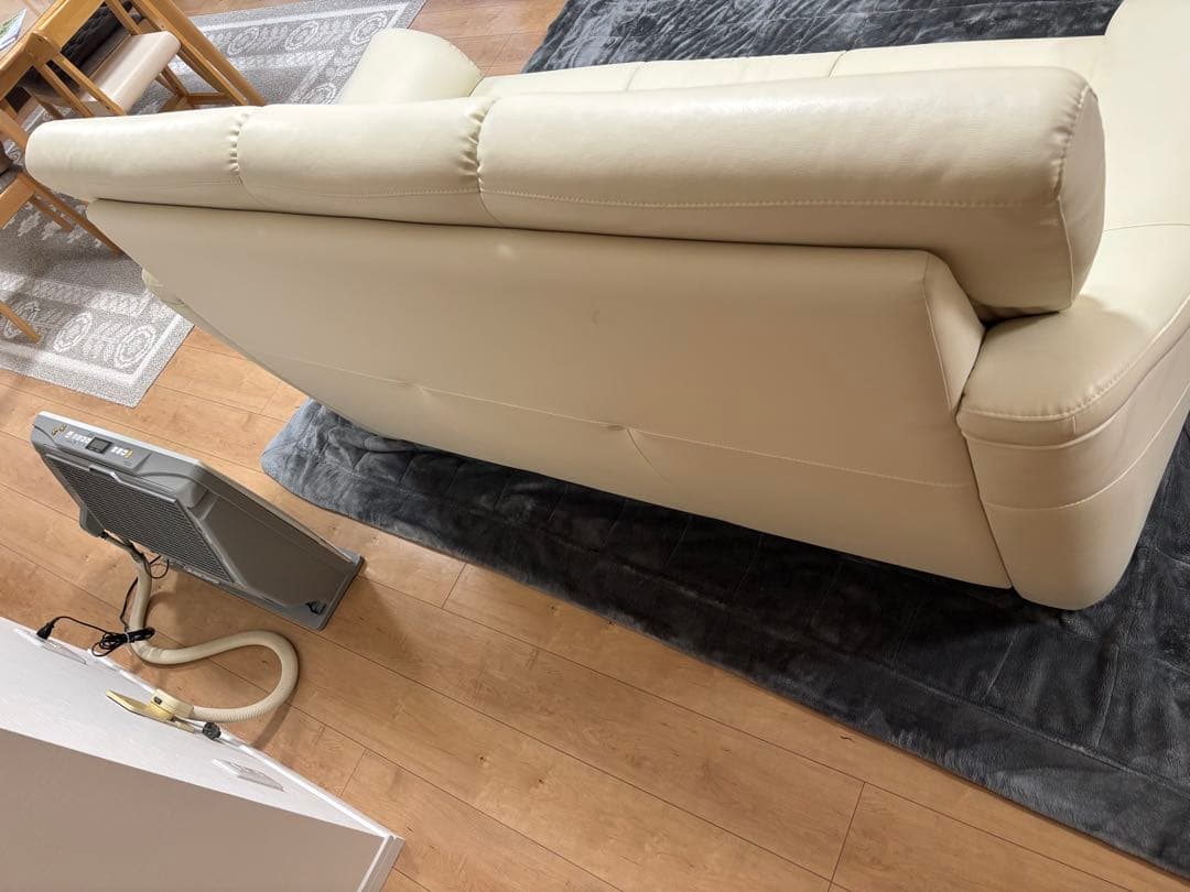 送料込み　ソフトレザーホワイト3人掛けソファ　東京インテリア