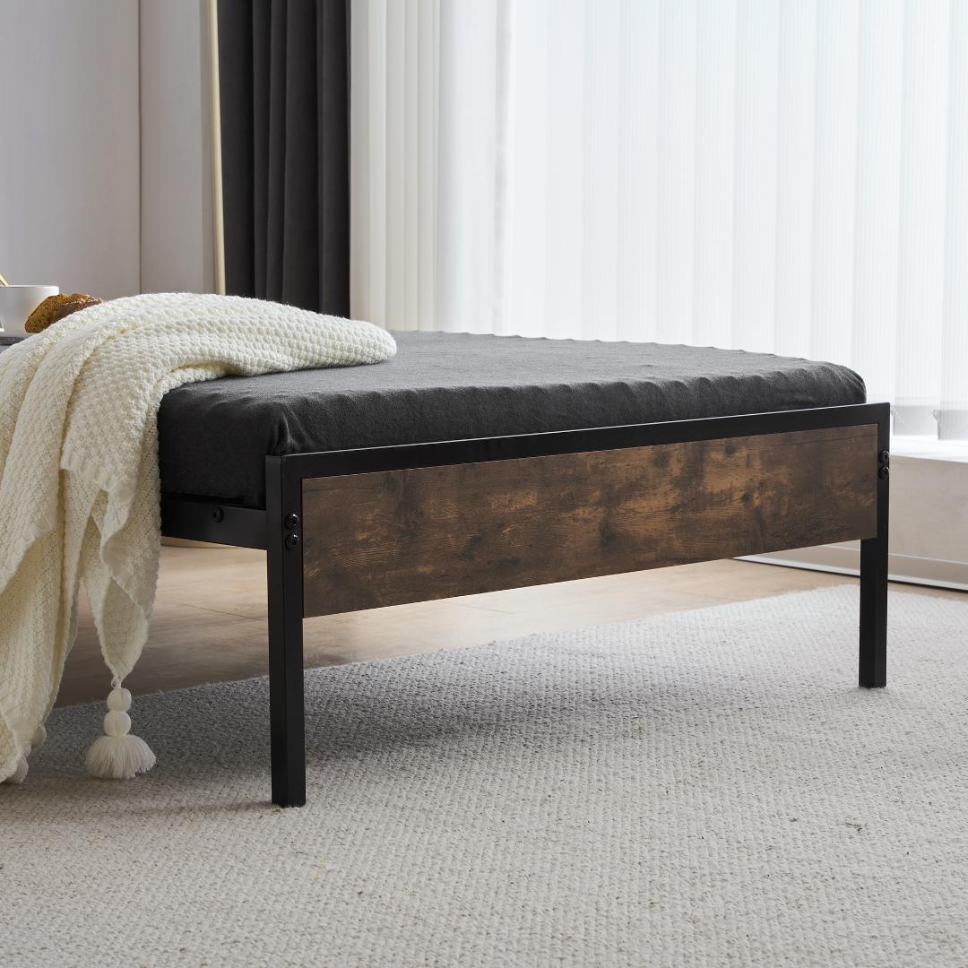 数量限定セール！売切ゴメンSD・セミダブル　ベッドフレーム・コンセント付き