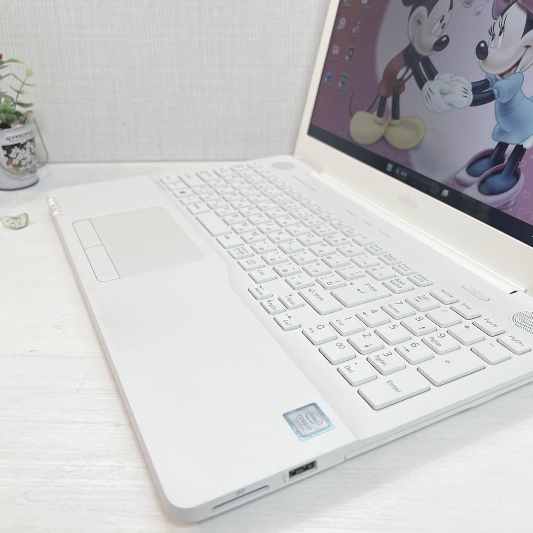 超美品、光沢白、高速SSD、7世帯i7、イラレ&オフィス2021、メモリ12G