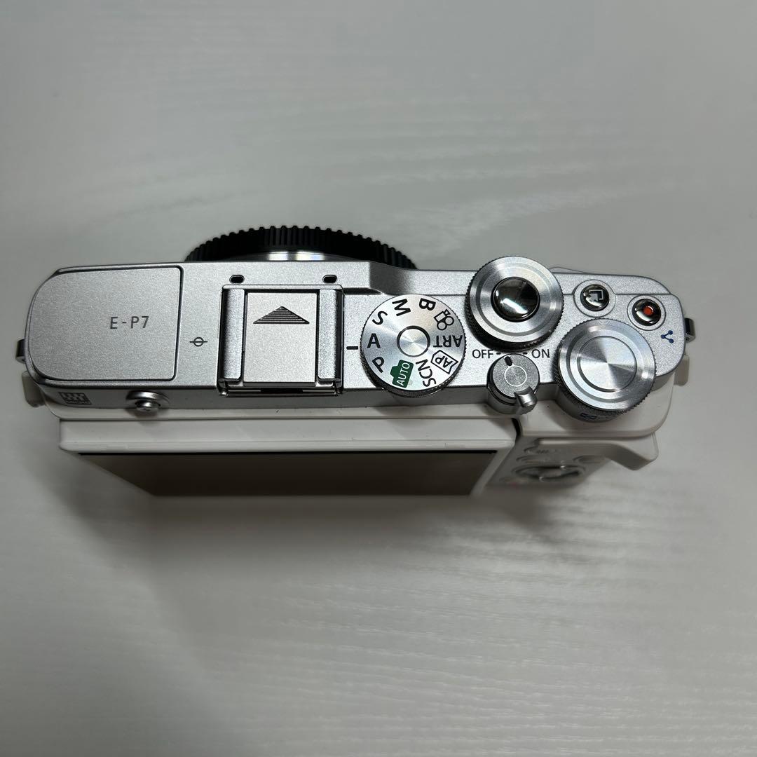 OLYMPUS オリンパスペン　E-P7 14-42mm EZレンズキット　白