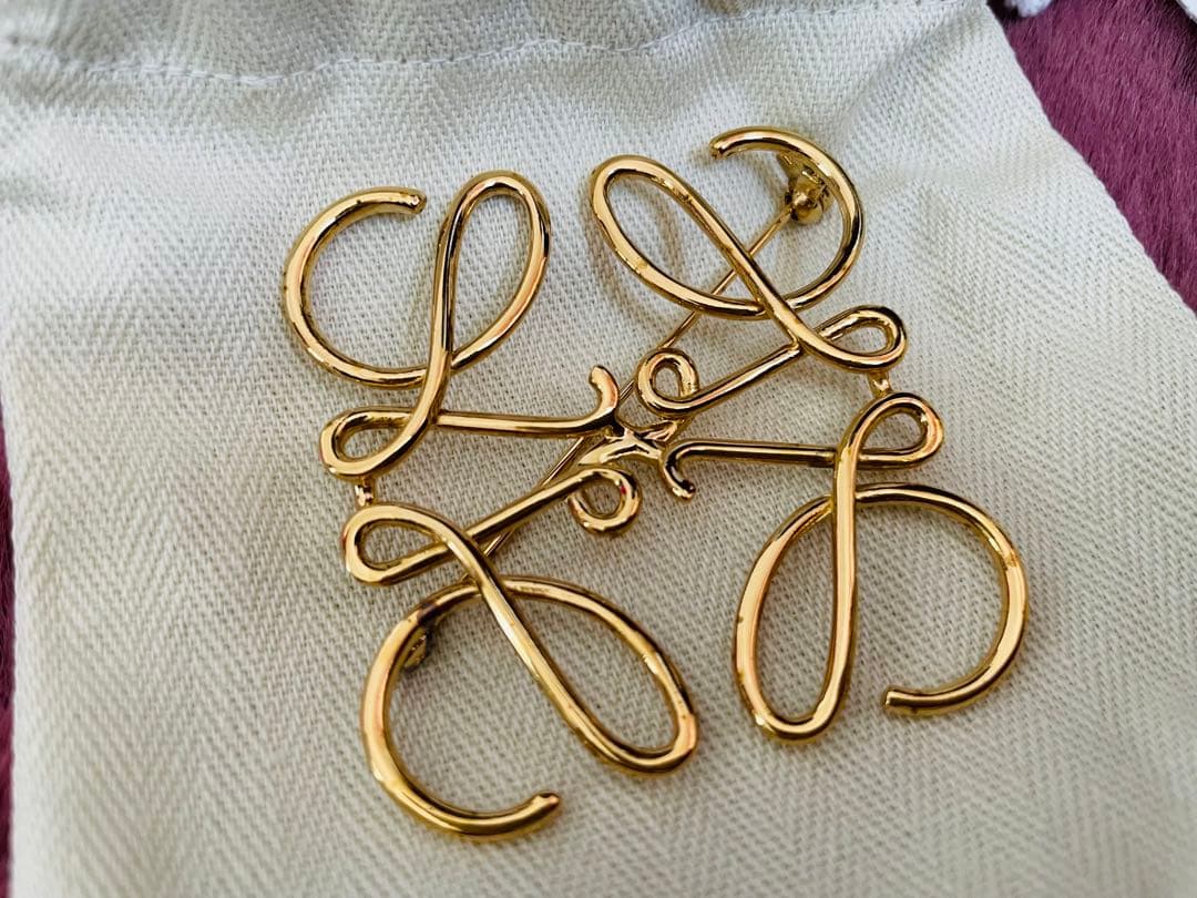 LOEWE ロゴデザイン ブローチ