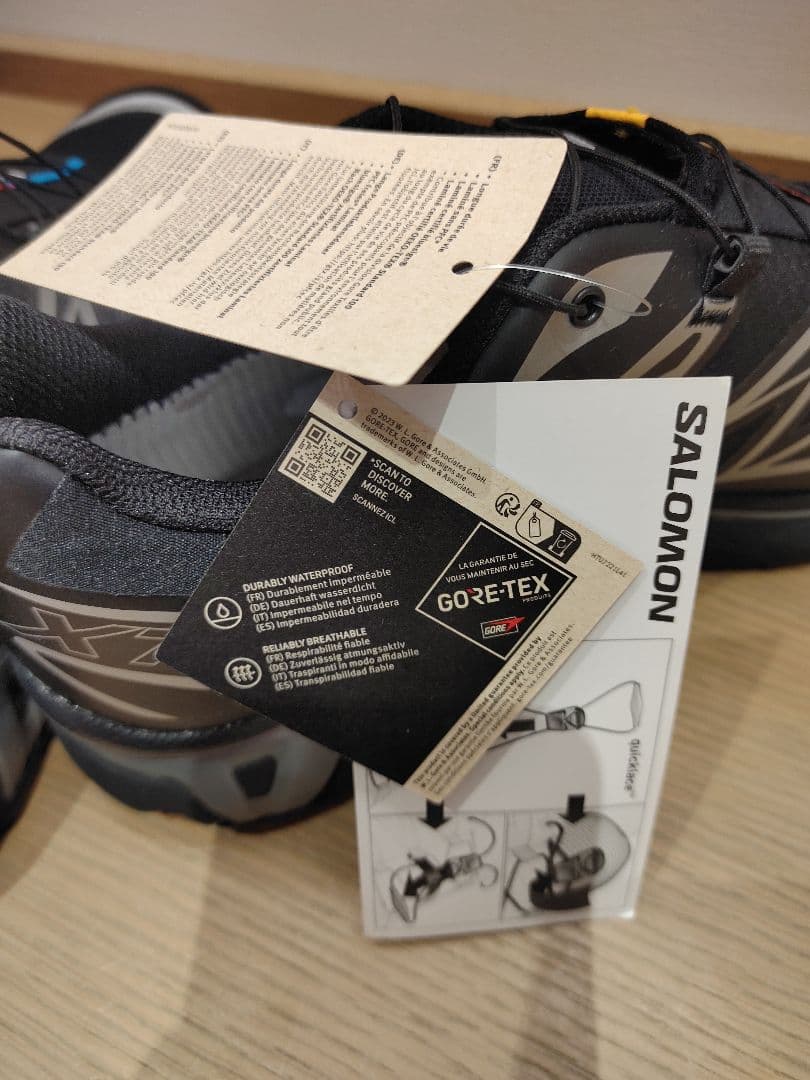 新品未使用！箱・タグ付き　Salomon GORE-TEX スニーカー ブラック