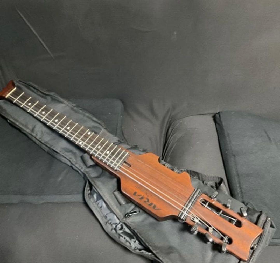 シンソニード(トラベルギターに最適)、サイレント　完動品　カポ、ストラップ付き