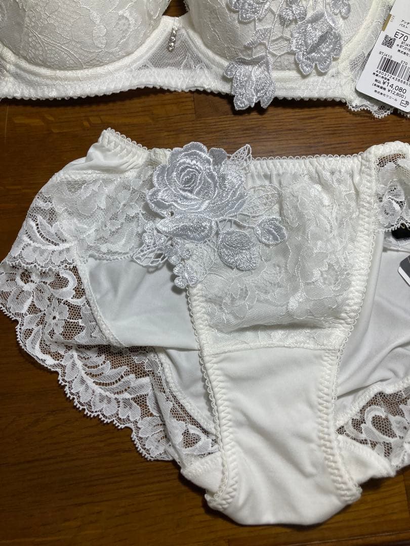 【廃盤レア】サルート　10 ブラジャー　ショーツ　アイボリー　IV
