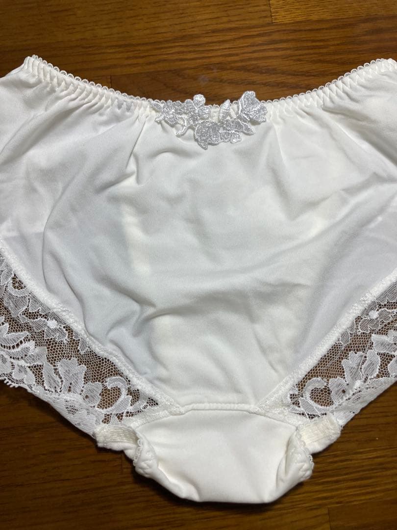 【廃盤レア】サルート　10 ブラジャー　ショーツ　アイボリー　IV