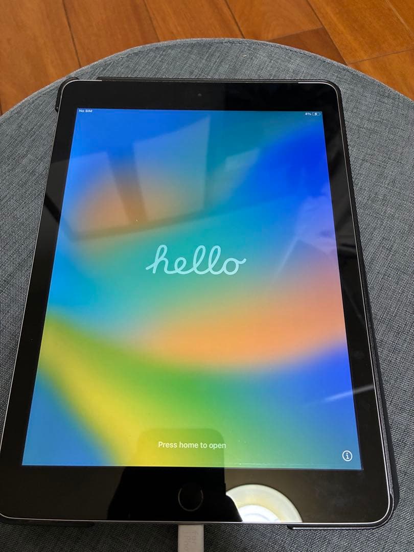 Apple iPad 第5世代 32GB スペースグレイ　カバー付き　充電線付き