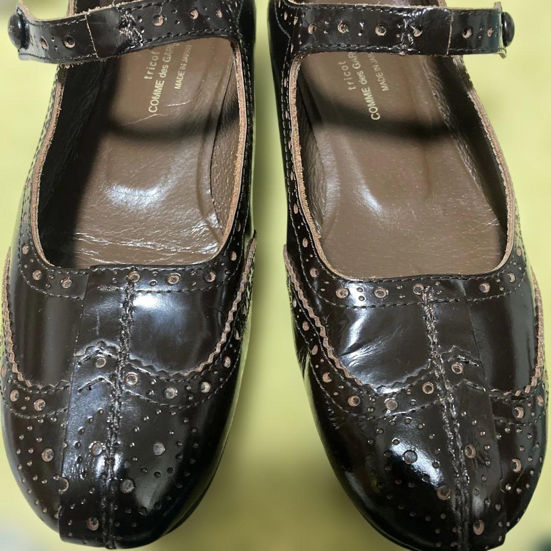 トリココムデギャルソン　メダリオンメリージェーン エナメル茶