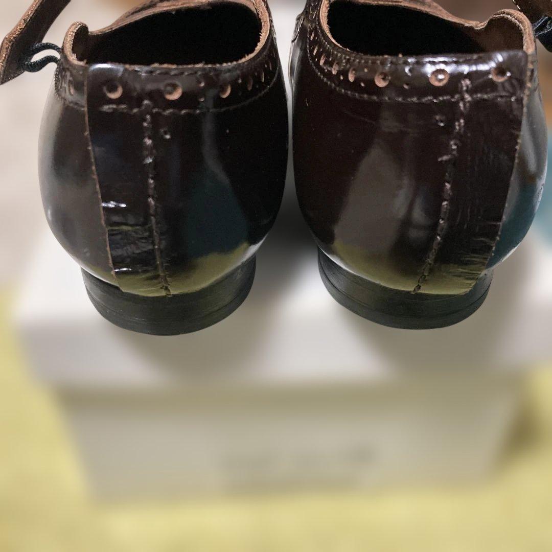 トリココムデギャルソン　メダリオンメリージェーン エナメル茶