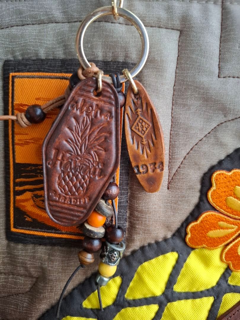 ハワイアンキルト　バッグ　横長　2WAY ファスナーバッグ　革タグチャーム付