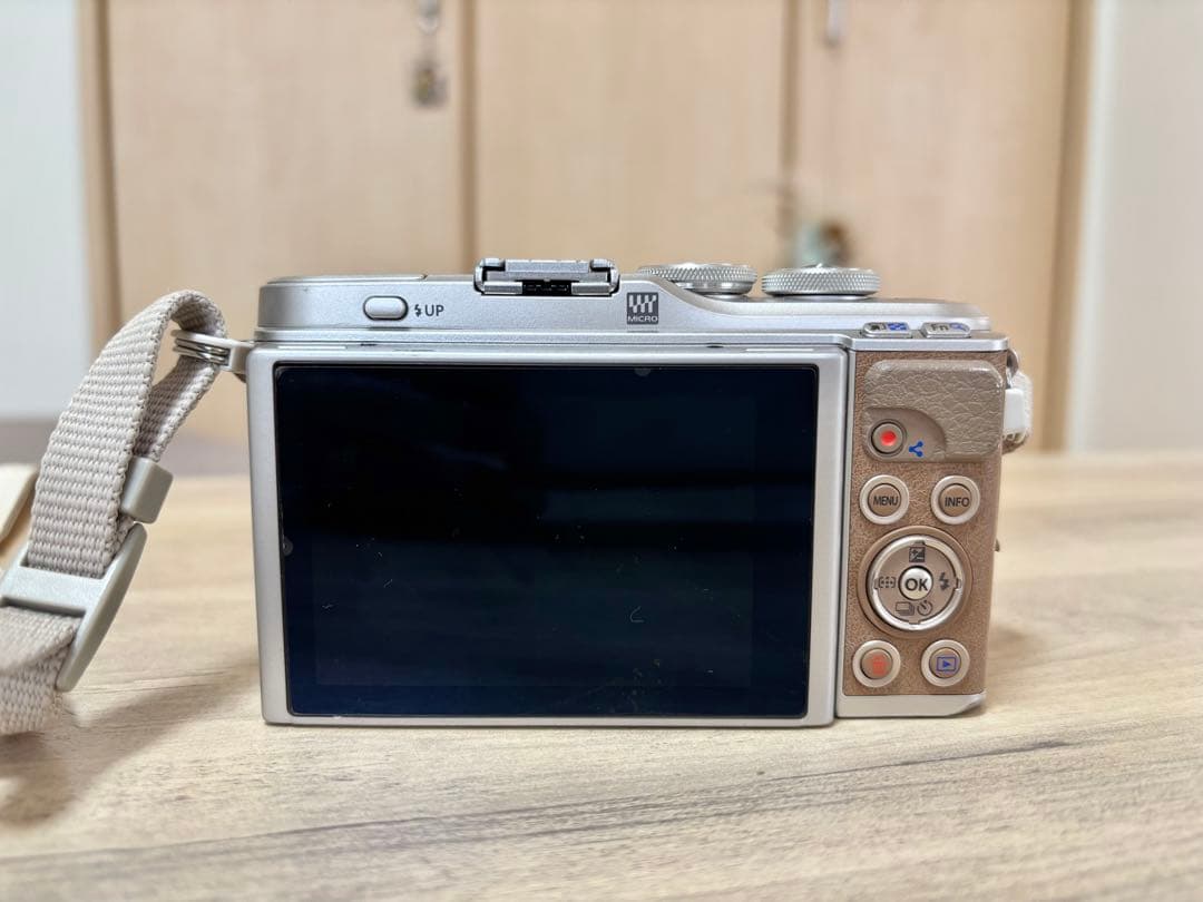 【お値下げ中】OLYMPUS E-PL9 ミラーレス一眼カメラ本体のみ ブラウン