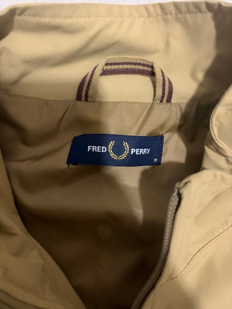 フレッドペリーの刺繍ロゴナイロントラックジャケット