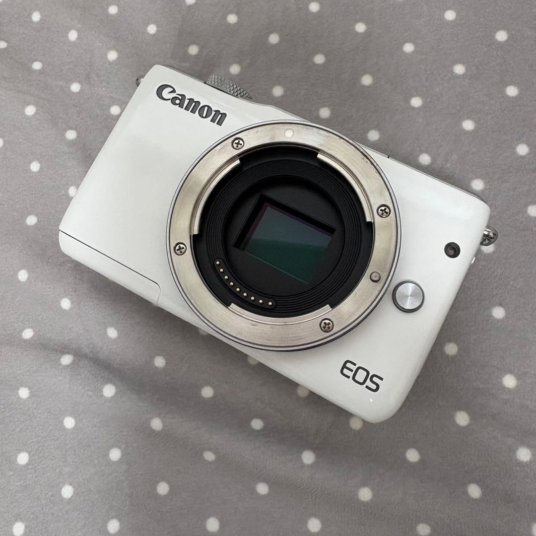 ジャンク キヤノン EOS M10 カメラ本体ボディ、充電器、バッテリー