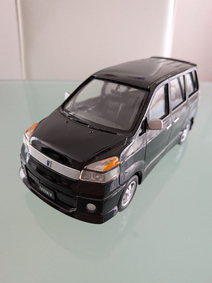 ア*ァ様 トヨタ　初代ヴォクシー　カラーサンプル　1/24