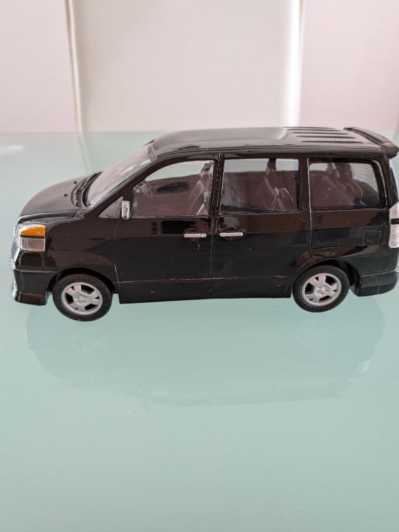 ア*ァ様 トヨタ　初代ヴォクシー　カラーサンプル　1/24