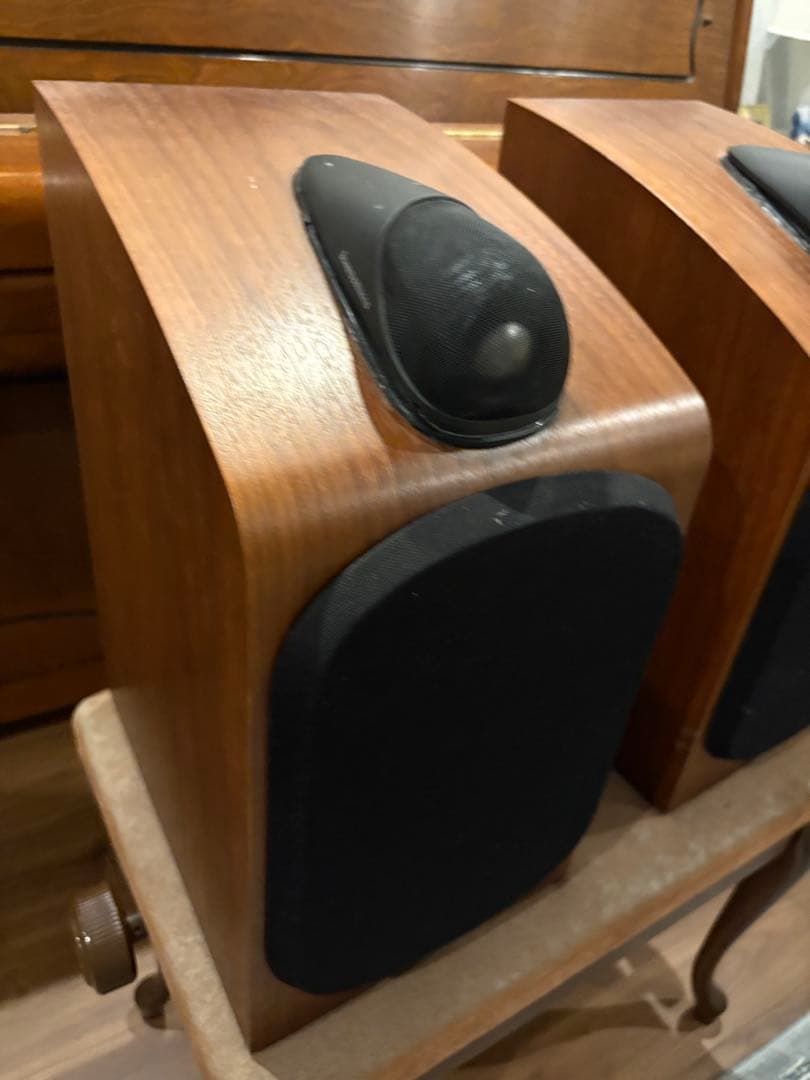 B&W705 スピーカー　Bowers & Wilkins