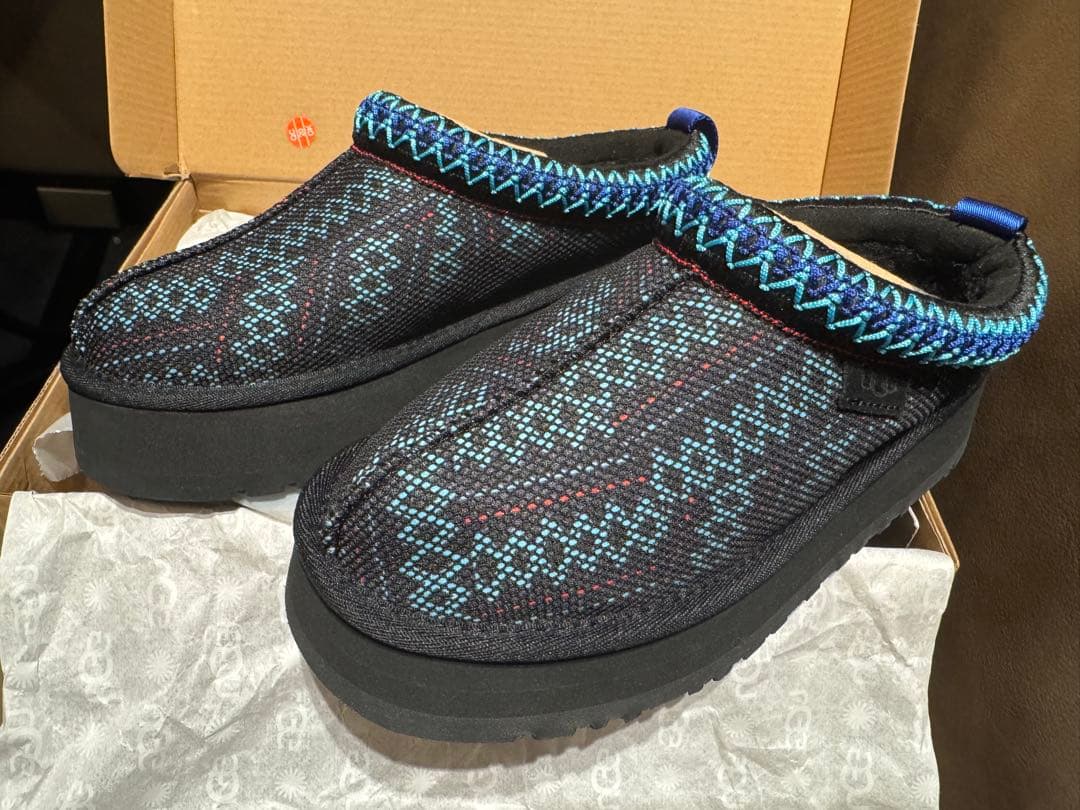 新品未使用☆箱・袋付きUGG ムートンブーツ ブラック/ブルー 編み込み