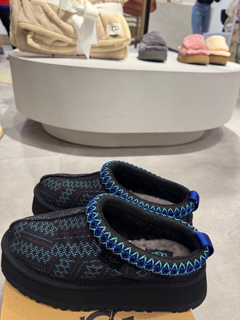 新品未使用☆箱・袋付きUGG ムートンブーツ ブラック/ブルー 編み込み