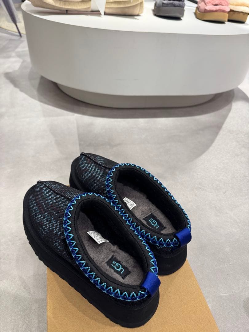 新品未使用☆箱・袋付きUGG ムートンブーツ ブラック/ブルー 編み込み