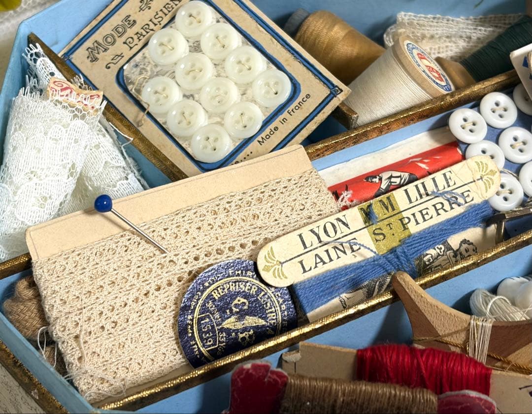 フランスアンティーク ソーイングセット 紙箱 レース 糸巻き レース ボタン