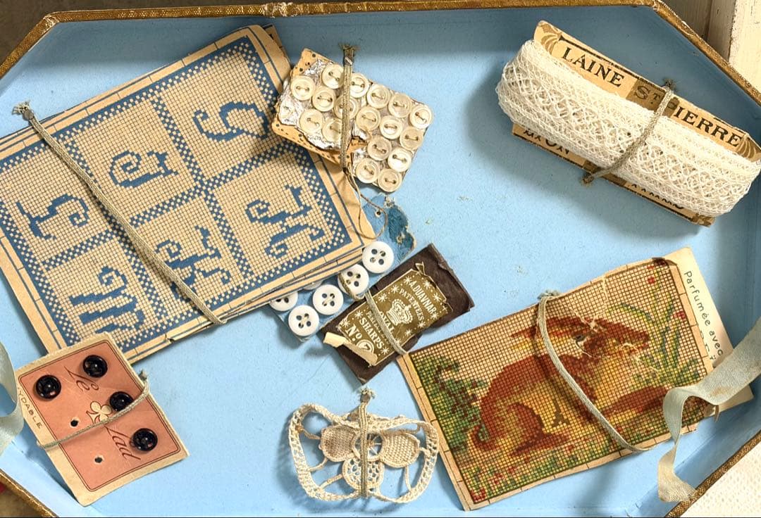 フランスアンティーク ソーイングセット 紙箱 レース 糸巻き レース ボタン