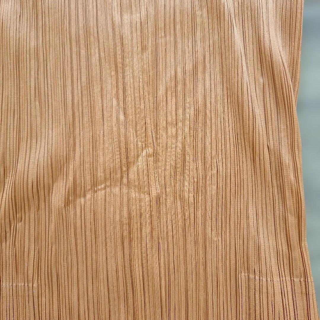 PLEATS PLEASE オレンジロングカーディガンと黒ワンピース