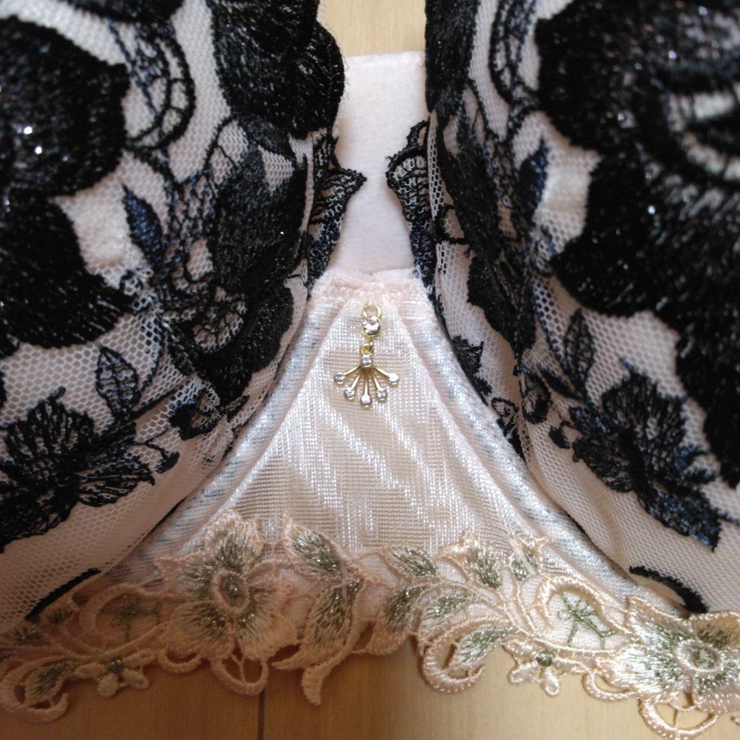 新品サルート 28グループ プッシュアップ 高さと谷間 F85ブラジャー