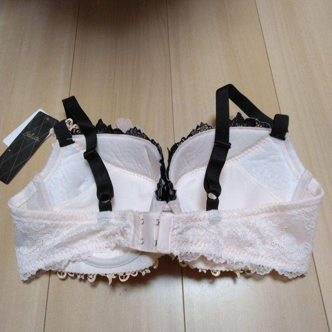 新品サルート 28グループ プッシュアップ 高さと谷間 F85ブラジャー