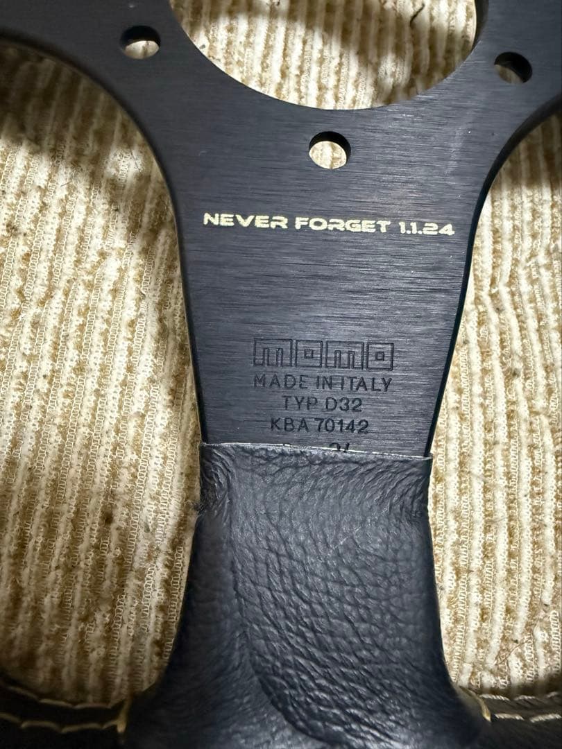 美品モモステ　RACE NOTO BLACK/GOLD 320mm AL-01