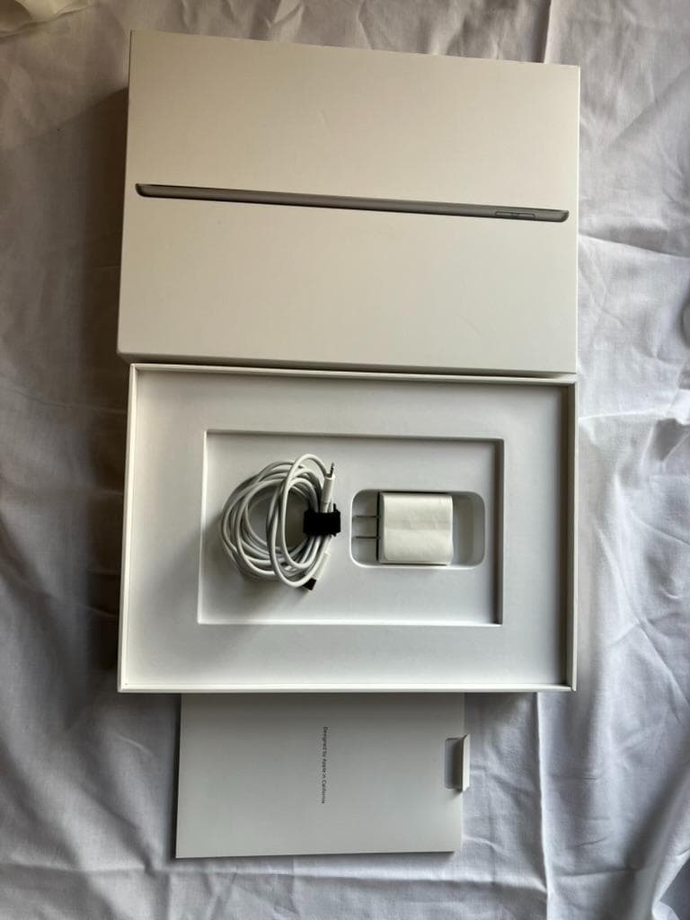 iPad 第9世代 64GB Wi-Fiモデル 美品 ペーパーライク＋カバー付き