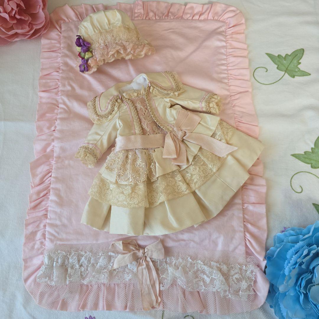 作家様　アンティークビスクドール　ドレス　シルク　ボネ付き　キャビネットサイズ