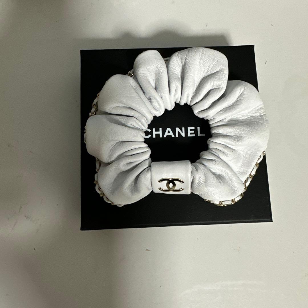 Hippo＠adachi CHANEL 新品　ホワイトレザー シュシュ