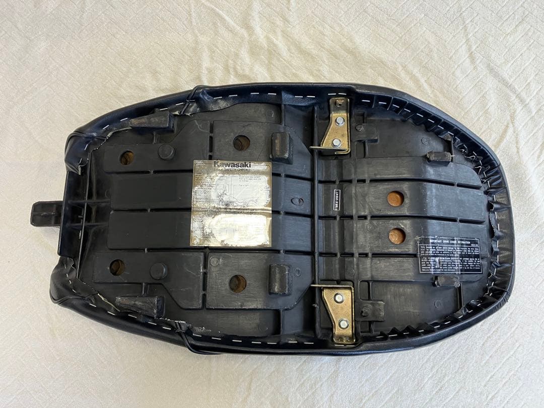 Kawasaki カワサキ ゼファー1100 シート 純正　あんこ抜き加工済み