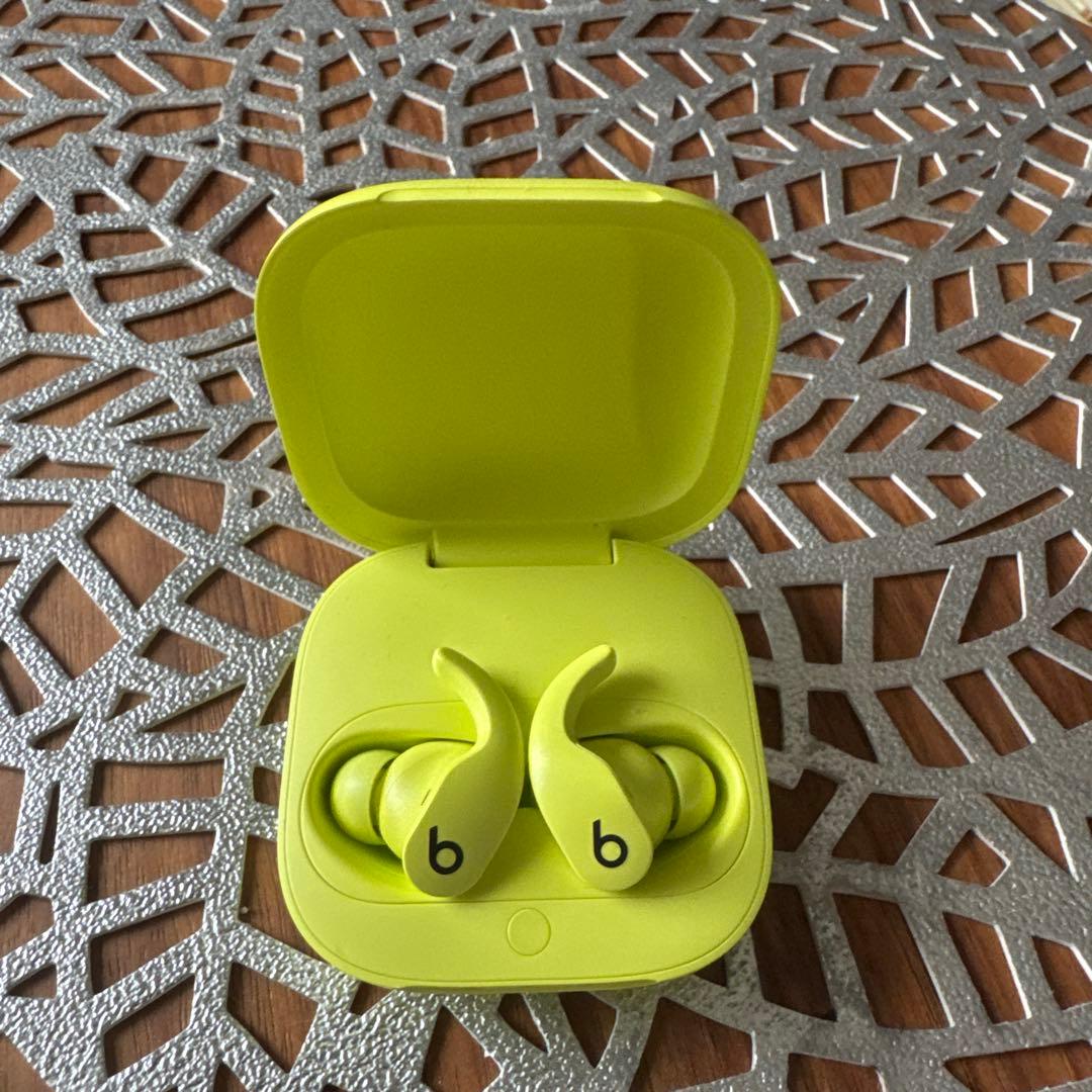 イエロー ワイヤレスイヤホン 充電ケース付き