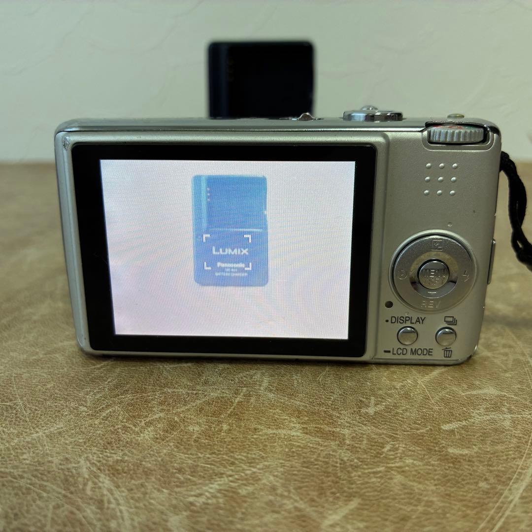 デジタルカメラ　パナソニック　LUMIX DMC-FX01　充電器付　中古品